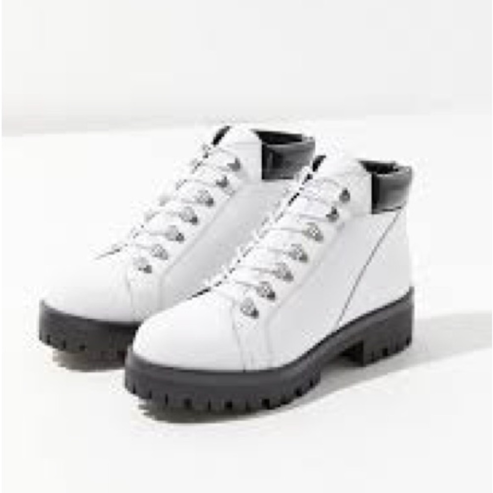 Women’s Urban Outfitters White Combat Faux Leather Boots Size 8 US!